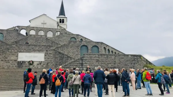 Na prvem izletu so udeleženci obiskali   kostnico v Kobaridu. 