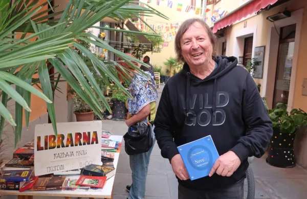Drago Mislej Mef z Novelami na Ljubljanski ulici v Izoli, kamor med drugim vabi tudi Librarna, kjer razdajajo knjige. 