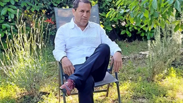 Jurij Hudolin na svojem vrtu v Grupiji, vasici v bližini Kanegre.