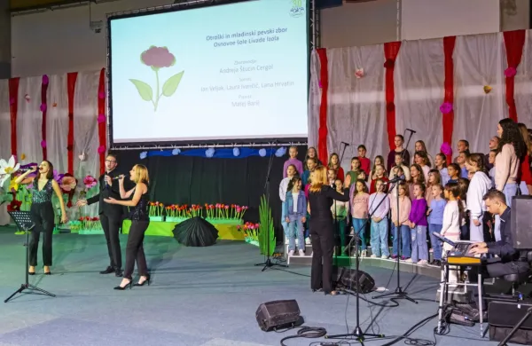 Posebno navdušenje je požela skladba Vivo per lei, ki so jo zapeli 
nekdanji učenci Jan Veljak, Laura Ivančič in Lana Hrvatin ob 
spremljavi Otroškega in mladinskega pevskega zbora OŠ Livade 
pod vodstvom Andreje Štucin Cergol.    