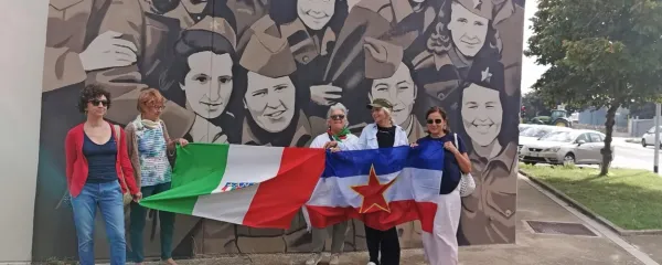 Na poti iz Altamure proti Gravini so ob cesti ogromne stenske poslikave, na katerih so 
upodobljeni prizori iz časa 2. svetovne vojne.  “Naši vodiči so nam s takim ponosom 
pokazali te morale ... In zanimivo, nobenih čačk, nobenih grafitov, s katerimi bi 
vandali uničili ta umetniška dela ... Je bilo prav čutiti spoštovanje do tega obdobja 
zgodovine,” je navdušen Franko Pleško.