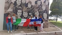 Na poti iz Altamure proti Gravini so ob cesti ogromne stenske poslikave, na katerih so 
upodobljeni prizori iz časa 2. svetovne vojne.  “Naši vodiči so nam s takim ponosom 
pokazali te morale ... In zanimivo, nobenih čačk, nobenih grafitov, s katerimi bi 
vandali uničili ta umetniška dela ... Je bilo prav čutiti spoštovanje do tega obdobja 
zgodovine,” je navdušen Franko Pleško.