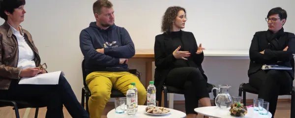 Predstavniki LAS  Goriške - Jožica Lazar, Borut Kokalj, Greti Kobal 
in Jana Čuk z leve) - so v Idriji sklenili dveletni projekt  pospeševanja sonaravne oskrbe s hrano. 