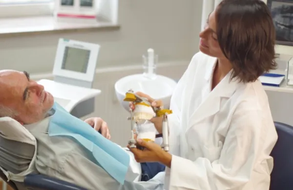 Predstavniki zobozdravstva pri zdravniški zbornici grozijo, da 
bodo zaradi prenizko opredeljene cene za belo zalivko nekateri 
zobozdravniki (a gre po prvih podatkih le za dobrih pet odstotkov 
anketiranih zobozdravnikov) kar zapustili javno mrežo zobozdravstva in odšli med čiste zasebnike. 