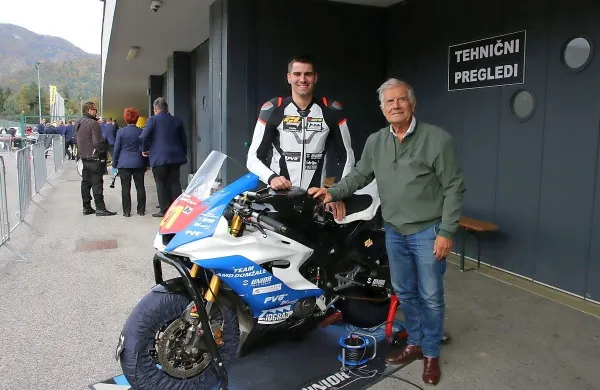 Slovenski prvak Enej Logar se je  družil s 15-kratnim svetovnim 
prvakom Giacomom Agostinijem.