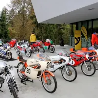 Na Vranskem so bili razstavljeni številni Tomosovi dirkalniki.