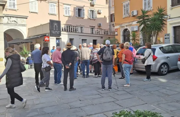 V  Piranu in Portorožu si letos poleg domačin  ter avstrijskih in 
nemških gostov obetajo  več prihodov Italijanov in Madžarov.   