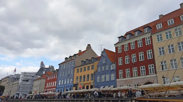 Barvit in očarljiv Nyhavn je ena najbolj ikoničnih znamenitosti 
Københavna. 