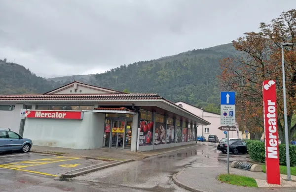 Na mestu marketa naj bi zgradili poslovno stanovanjski objekt z 32 
do 36 stanovanji.   