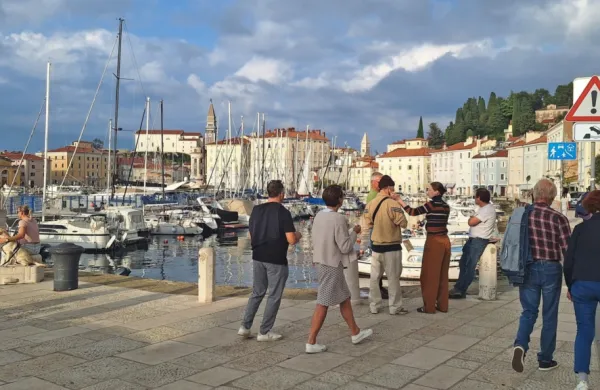 Domačim gostom,  ki med krompirjevimi  počitnicami radi pridejo 
ob morje, so se pridružili tudi mnogi tuji, zlasti  Avstrijci in Nemci, 
več je tudi Italijanov in Madžarov.