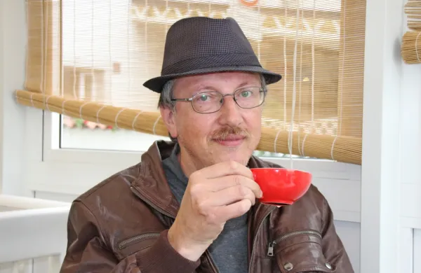 Bojan Bizjak iz Ajdovščine pravi, da ga k pisanju ne ženeta ne  
dobiček ne želja po slavi ali uspehu, ampak priložnost, da lahko 
ustvarja in dela iz veselja.  