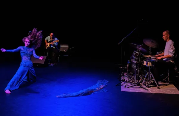 Edinstven trio Fi!Da?Li* je odprl festival z edinstvenim prepletom 
plesa in ambientalnega jazza. 