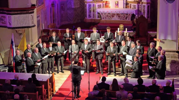 Moški pevski zbor Srečko Kosovel je v cerkvi Marije Tolažnice 
žalostnih v Logu  pri Vipavi   slovesno obeležil svojih 80 let 
delovanja.