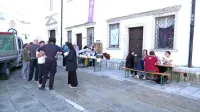 Študentsko društvo Iskra  pred fakultetami razdeli med 100 in 300 
obrokov mesečno. 
