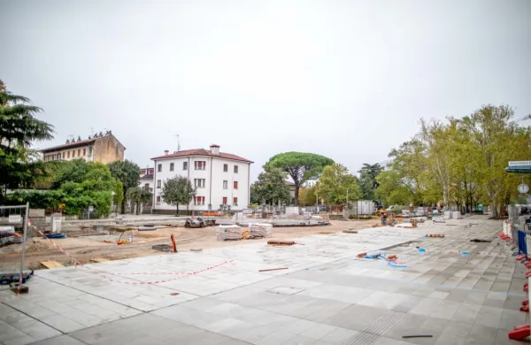 Dela na trgu potekajo po načrtih, večjih podražitev objekta ni na 
obzorju.