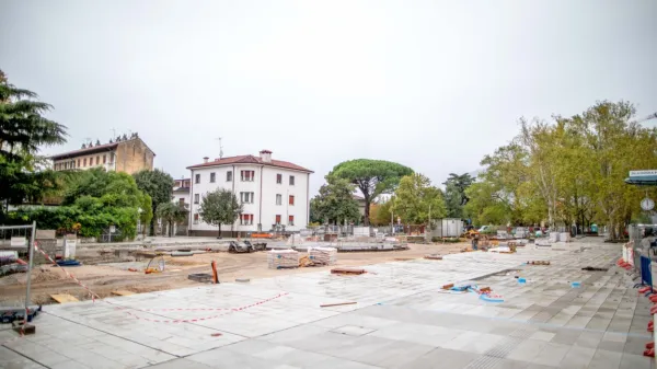 Dela na trgu potekajo po načrtih, večjih podražitev objekta ni na 
obzorju.