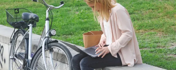 Če je mogoče, daljša besedila raje berite na računalniku in ne na 
telefonu. Foto: Sašo Bizjak