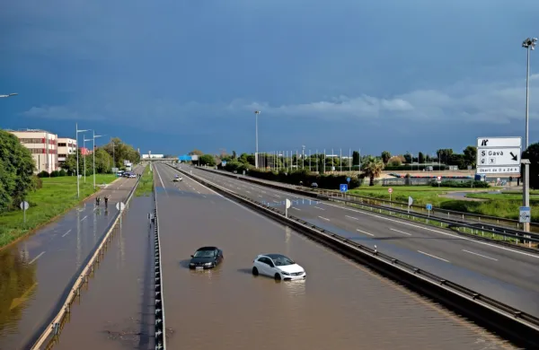 Avtomobili, ujeti na poplavljenih španskih avtocestah.  

 