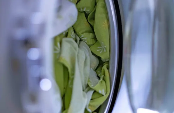 Se vam je med belo perilo prikradla rdeča majica?