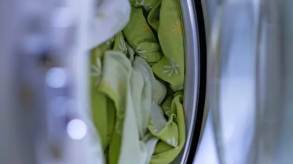 Se vam je med belo perilo prikradla rdeča majica?