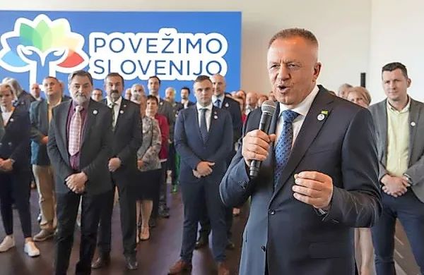 Ko je Zdravko Počivalšek  s partnerji zagnal gibanje Povežimo 
Slovenijo, je to v anketah Mediane naenkrat doseglo visoko 
podporo, ki pa je že čez nekaj tednov upadla. 