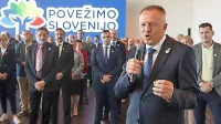 Ko je Zdravko Počivalšek  s partnerji zagnal gibanje Povežimo 
Slovenijo, je to v anketah Mediane naenkrat doseglo visoko 
podporo, ki pa je že čez nekaj tednov upadla. 