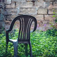 Tudi pri plastičnem pohištvu  moramo poskrbeti za ustrezno nego 
in vzdrževanje.