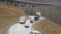 Navzgor bo promet med deli nemoteno potekal po desni (južni) 
polovici hitre ceste, navzdol pa (razen težkih tovornjakov) po stari 
cesti. 