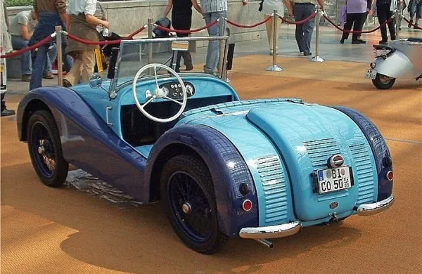 Dvosedežni roadster je v dolžino meril 2,8 metra, širok je bil 1,36 
metra, tehtal pa je le 260 kilogramov.