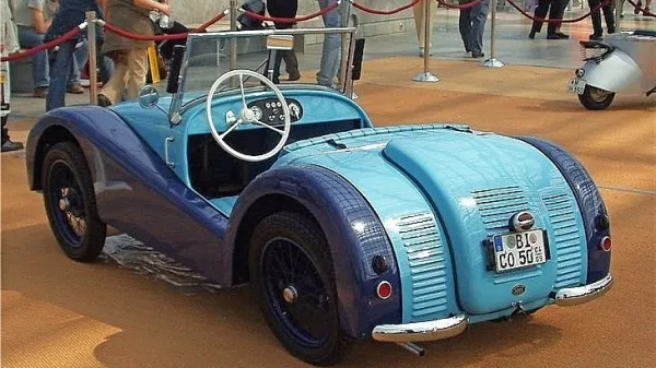 Dvosedežni roadster je v dolžino meril 2,8 metra, širok je bil 1,36 
metra, tehtal pa je le 260 kilogramov.