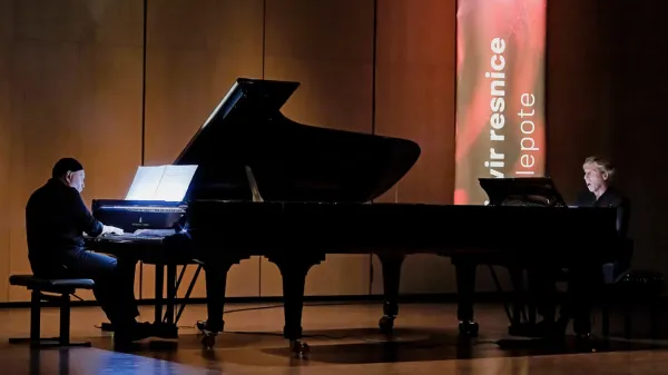 Milko Lazar in Bojan Gorišek na odru Kulturnega doma Nova 
Gorica sta kakor mnogi pred njima dokazala, da je redno 
gostovanje vrhunskih izvajalcev pod okriljem glasbenega abonmaja blagoslov in privilegij, ko ima tudi  Primorska “kar imajo 
veliki”. V Novi Gorici že 44. sezono.  