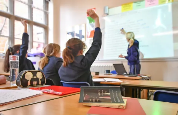 Podatki o tem, koliko jih učiteljev manjka, se razlikujejo, saj 
ministrstvo in Združenje ravnateljev in pomočnikov ravnateljev 
uporabljata različna merila za ugotavljanje tega primanjkljaja, 


