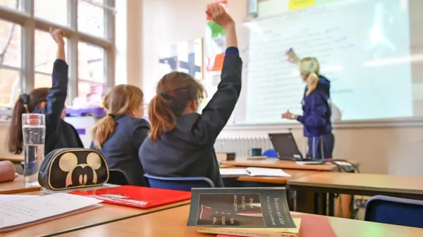 Podatki o tem, koliko jih učiteljev manjka, se razlikujejo, saj 
ministrstvo in Združenje ravnateljev in pomočnikov ravnateljev 
uporabljata različna merila za ugotavljanje tega primanjkljaja, 


