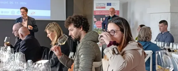 Robi Jakomin Stelio Smodlak sta vodila delavnico okusov s 
kraškim pršutom v glavni vlogi, ki so jo sklenili s šilcem brinjevca.