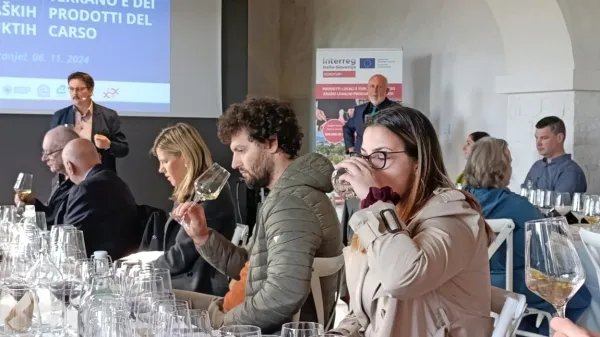 Robi Jakomin Stelio Smodlak sta vodila delavnico okusov s 
kraškim pršutom v glavni vlogi, ki so jo sklenili s šilcem brinjevca.