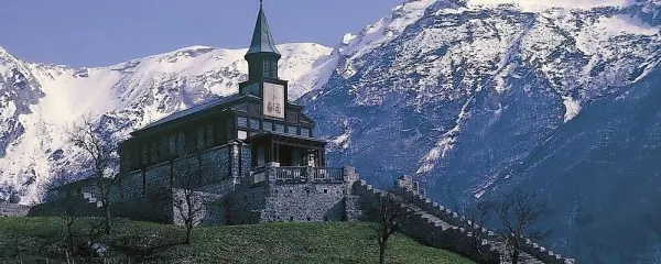 Javorca je najbolj slikovit in najbolje ohranjen spomin na prvo 
svetovno vojno v Posočju. 