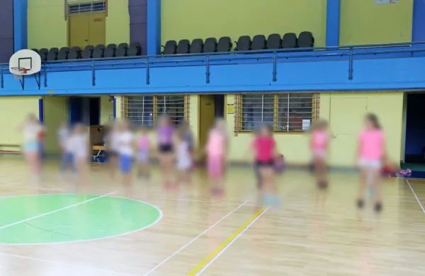 Marca 2022 je v  ajdovski šoli po razkritju dogajanja v garderobi 
završalo. Z osumljenim učiteljem so prekinili delovno razmerje.  
Sodba, s katero so ga na novogoriškem sodišču obsodili na 
pogojno kazen, je nedavno postala pravnomočna (fotografija je 
simbolična).  