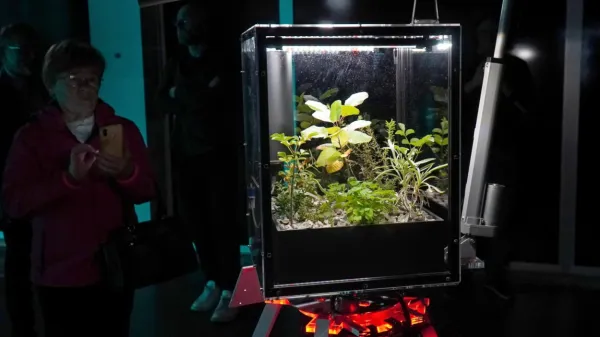 Kapsula kraškega rastlinja, ki išče potencialni nov planet izven našega 
osončja,  na razstavi Astrotop_X