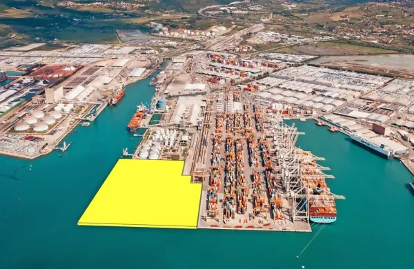 Kontejnerski pomol  bo na severnem delu dobil razširitev (na fotografiji obarvano z rumenim). Z  
dograditvijo  objekta  bodo na leto lahko pretovorili in začasno skladiščili 1,75 milijona zabojnikov. 