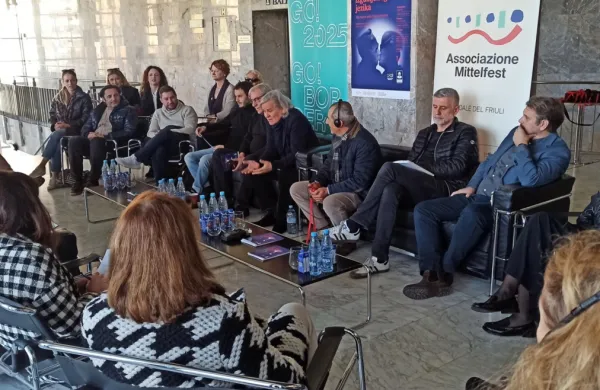 Včeraj so v SNG Nova Gorica  predstavili drugi del gledališke 
trilogije Nezmožni umreti, komično dramo Gorana Vojnoviča V 
iskanju izgubljenega jezika, ki bo v režiji Janusza Kice ma odru  
SNG Nova Gorica zaživela prihodnji četrtek.   