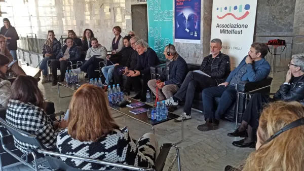 Včeraj so v SNG Nova Gorica  predstavili drugi del gledališke 
trilogije Nezmožni umreti, komično dramo Gorana Vojnoviča V 
iskanju izgubljenega jezika, ki bo v režiji Janusza Kice ma odru  
SNG Nova Gorica zaživela prihodnji četrtek.   