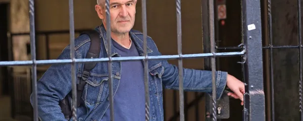 “Moje osebno življenje je na srečo dosti manj razburljivo kot to, 
kar opisujem s svojih knjigah,” pravi Avgust Demšar.