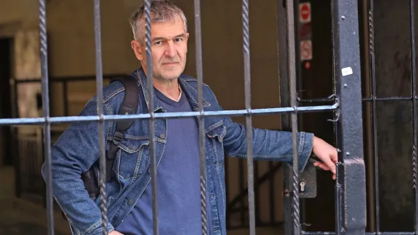 “Moje osebno življenje je na srečo dosti manj razburljivo kot to, 
kar opisujem s svojih knjigah,” pravi Avgust Demšar.