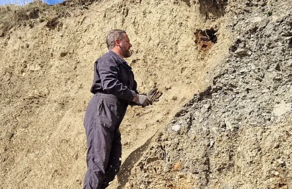 Prve štiri bombe so na planini Sleme zazevale iz strme brežine.