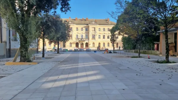 S prenovo  želijo Trg Evrope  spremeniti v kraj druženja in v živahno 
stičišče dogajanja.