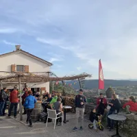 Martinovanje na Krasu: lepo vreme privabilo množico vinoljubcev na največje razpršeno martinovanje v Sloveniji (FOTO)