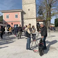 Martinovanje na Krasu: lepo vreme privabilo množico vinoljubcev na največje razpršeno martinovanje v Sloveniji (FOTO)