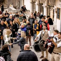 Martinovanje na Krasu: lepo vreme privabilo množico vinoljubcev na največje razpršeno martinovanje v Sloveniji (FOTO)