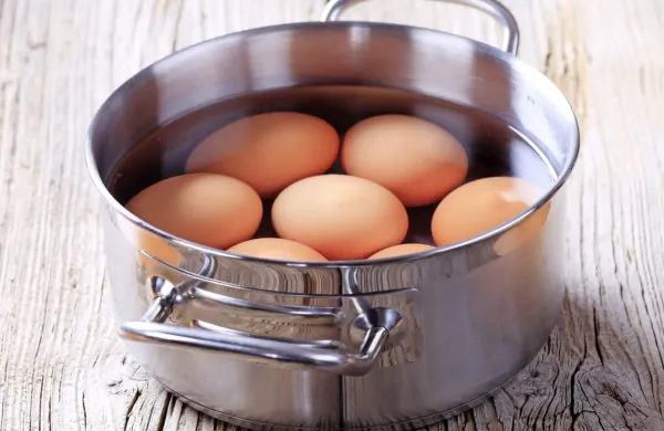 

Svežino jajc preverite tako, da jih potopite v vodo.