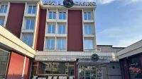 Družba Casino Bled  želi igralnico  z Bleda preseliti v Ajdovščino in 
v hotelu  Gold Club  obiskovalcem ob  igralnih avtomatih ponuditi 
tudi žive igre na srečo. 
